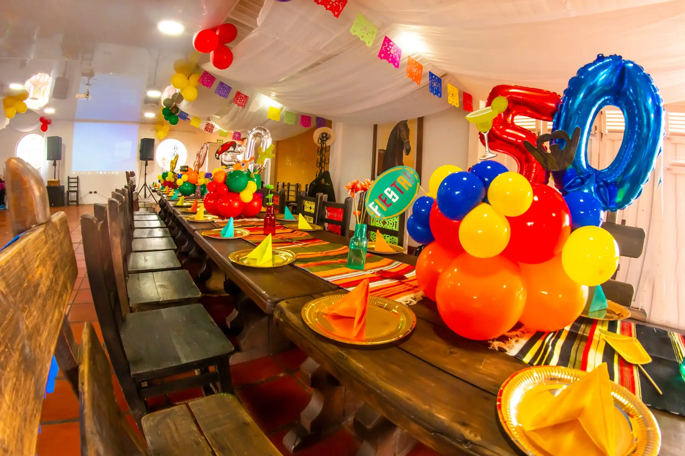 Salón campestre decorado para una celebración en la Ecogranja Villa Juan