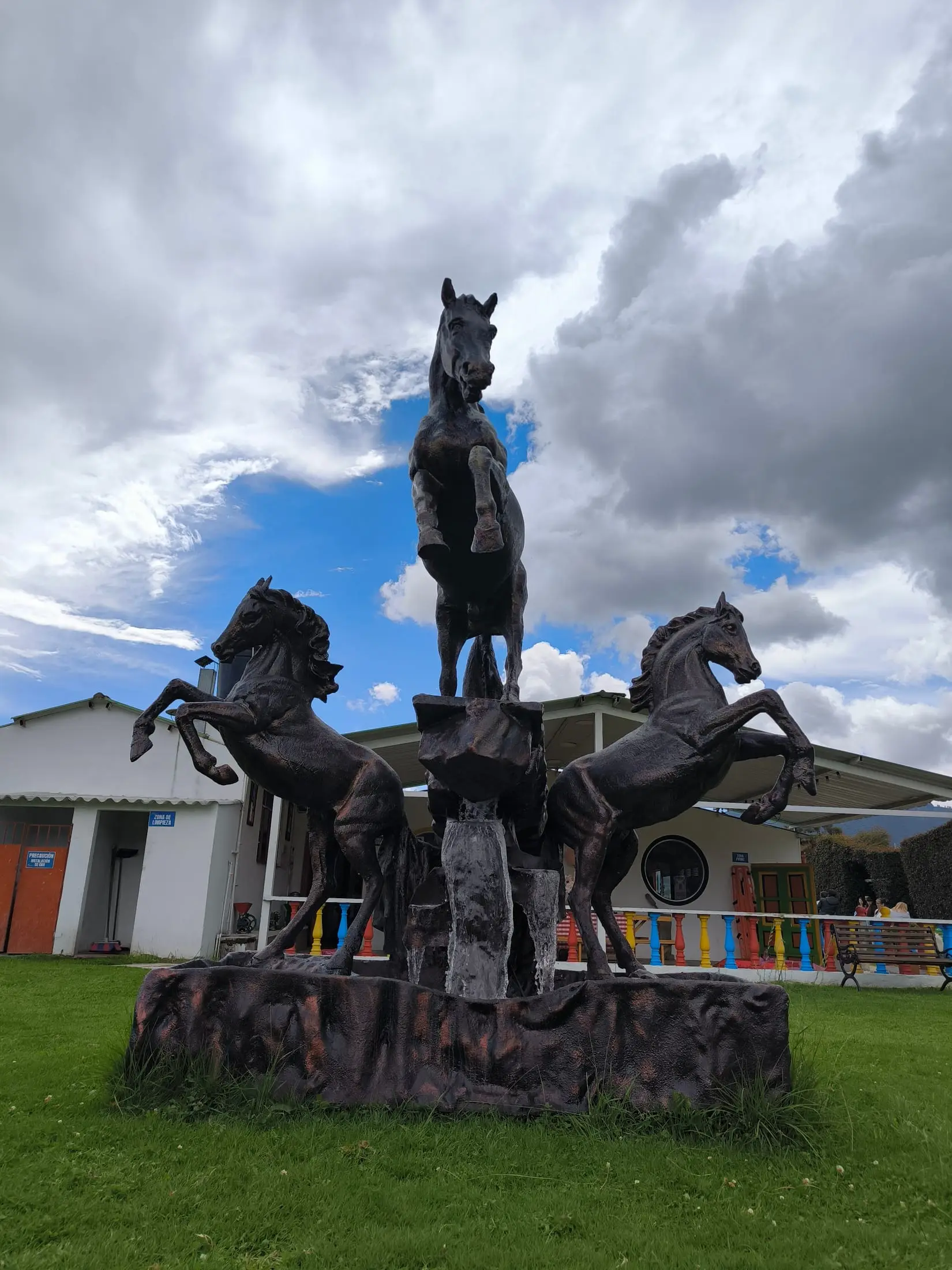 Monumento a los caballos en la Ecogranja Villa Juan