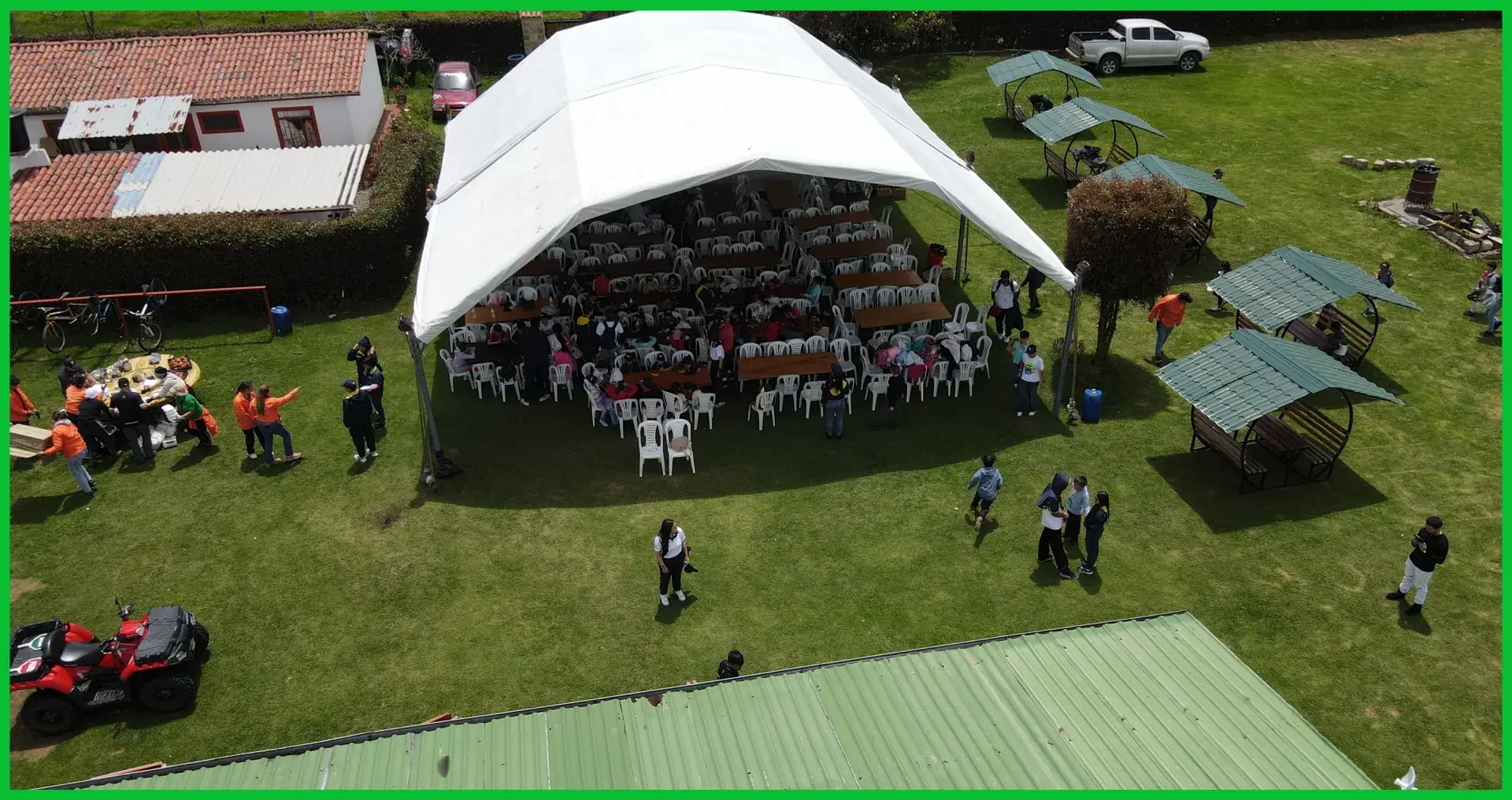 Vista aérea de un evento corporativo bajo carpa en la Ecogranja Villa Juan