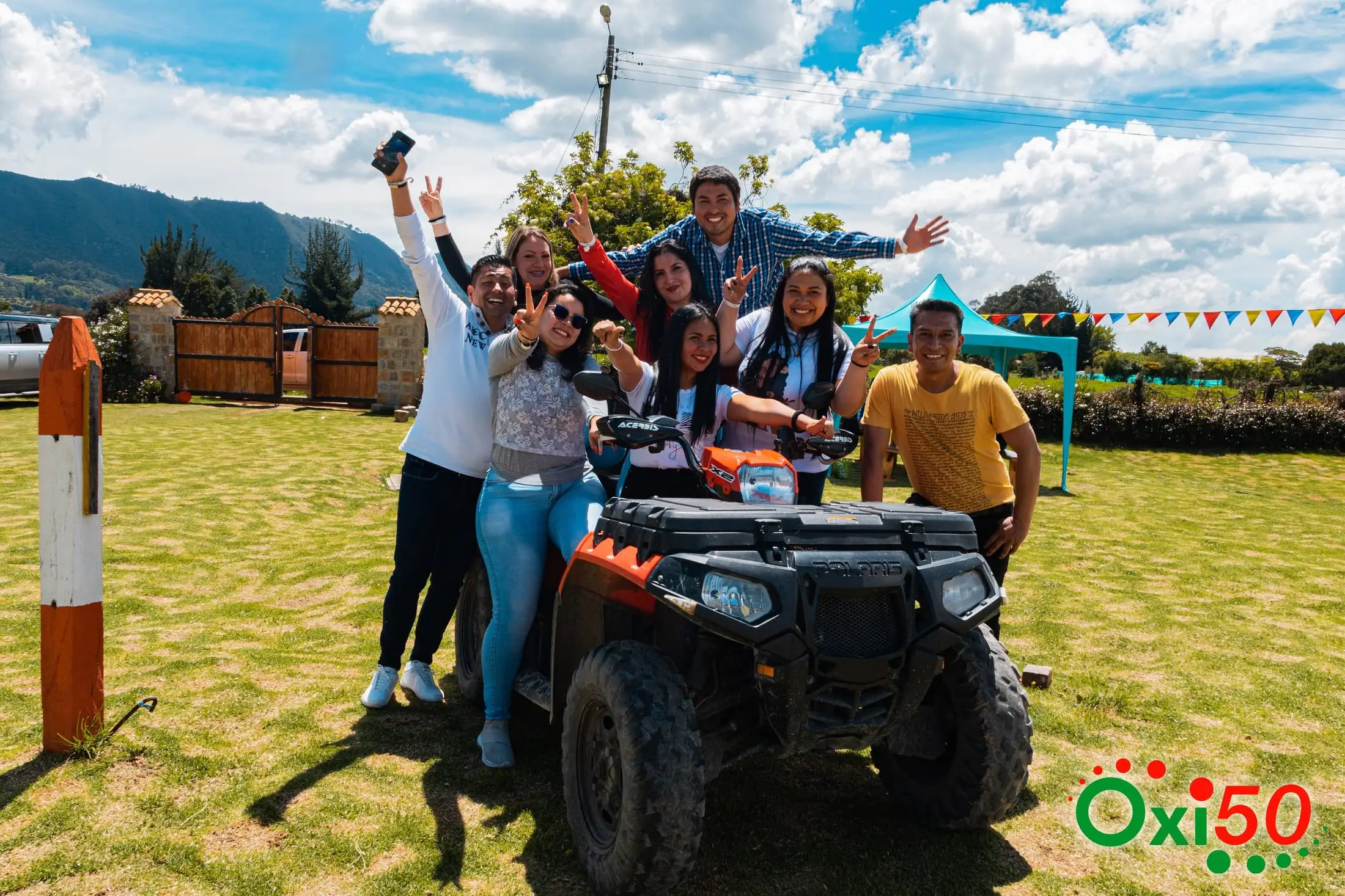 Equipo corporativo celebrando en Villa Juan