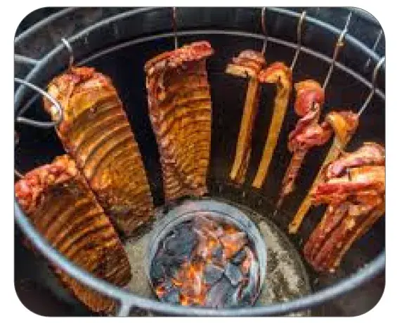 Costillas asándose dentro del barril en un taller de Villa Juan